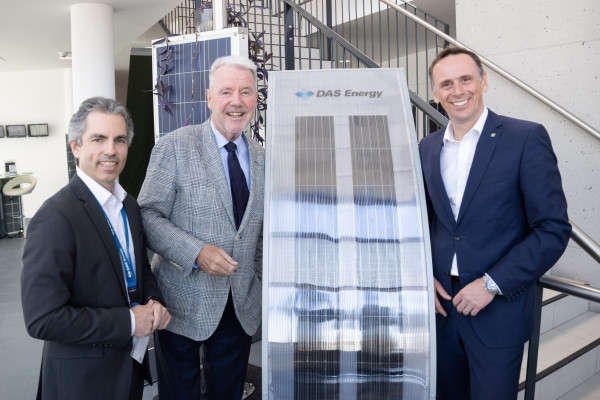 LR Jochen Danninger zu Besuch beim innovativen Solarmodul Hersteller DAS Energy